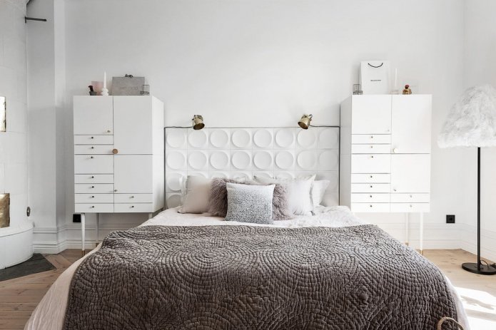 quarto com paredes brancas