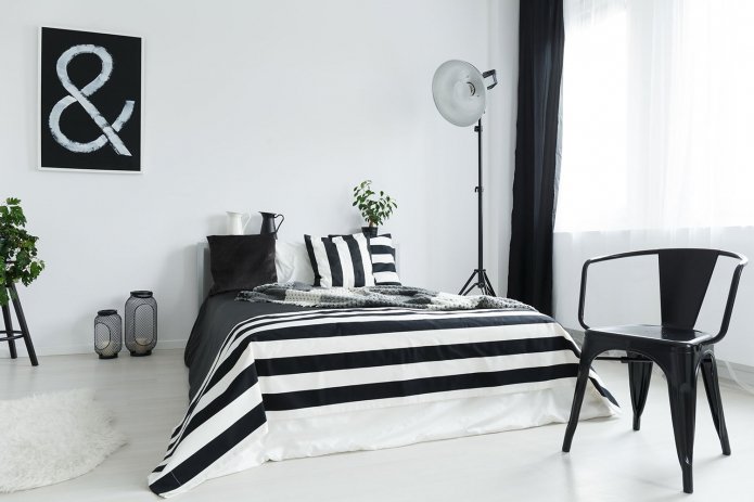 quarto elegante com uma luminária de chão incomum