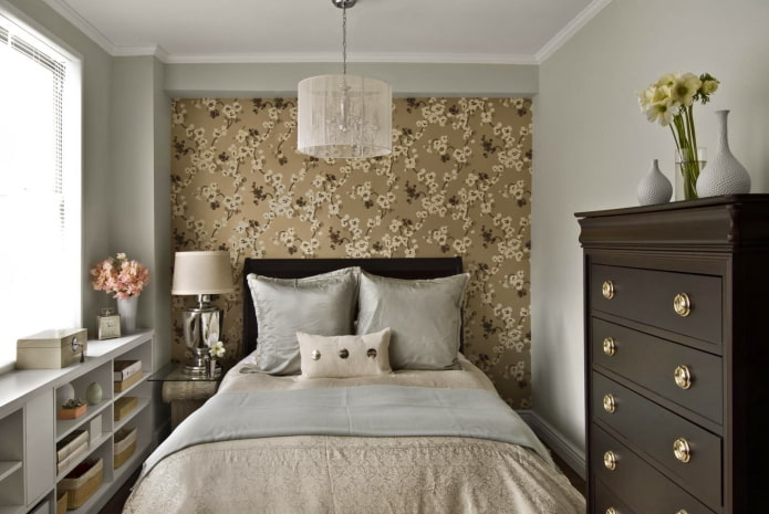 uma das paredes revestida com papel de parede com estampa floral padrão