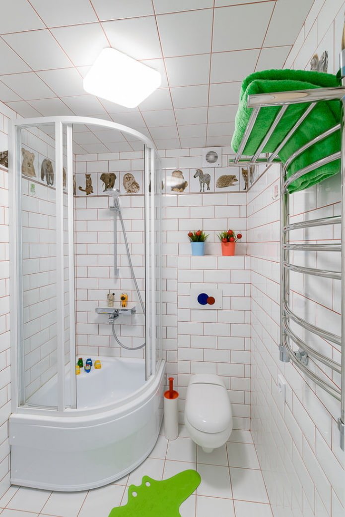 azulejos brancos no banheiro