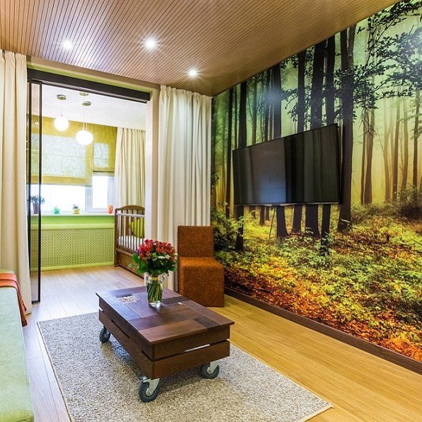 parede atrás da TV decorada com papel de parede com foto