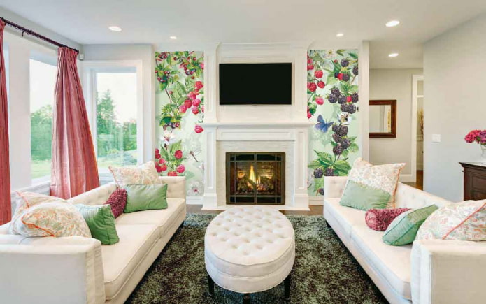 lareira decorada com papel de parede fotográfico