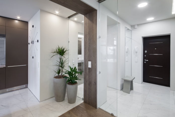 corredor em cores claras