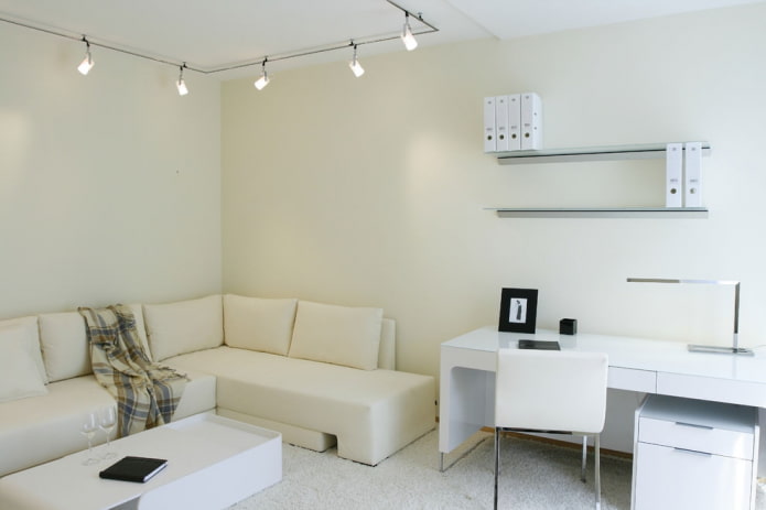 pequena sala de estar com espaço de trabalho