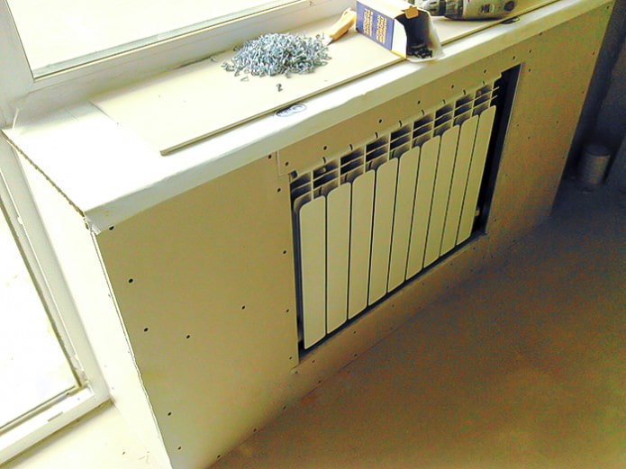 Instalando gesso cartonado para um radiador