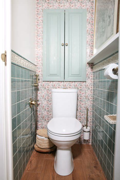 armário para canos no vaso sanitário