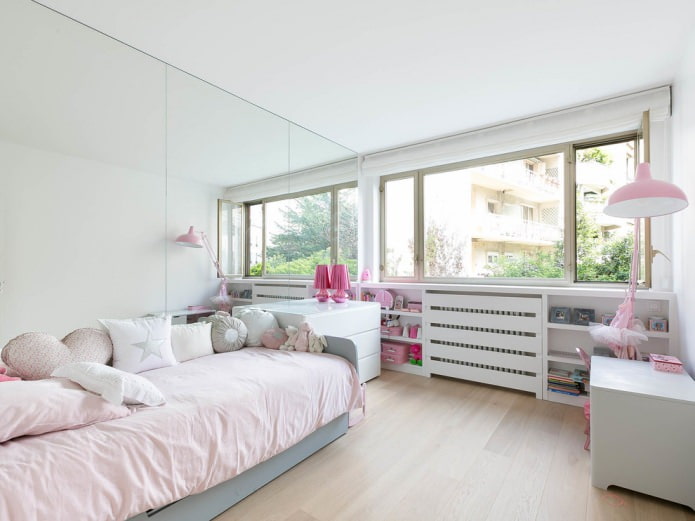 grade branca para a bateria no quarto das crianças