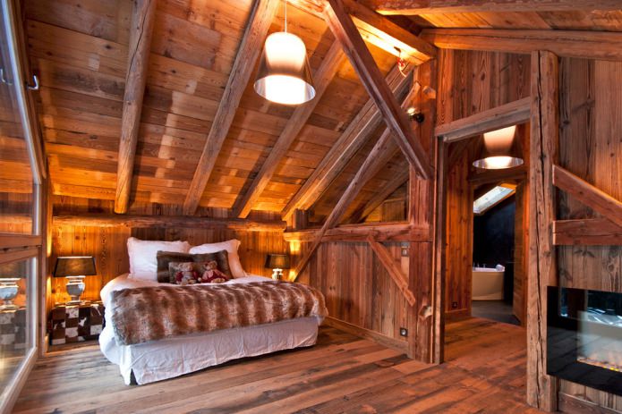 quarto com teto de madeira