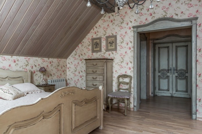 quarto em uma casa de madeira no sótão
