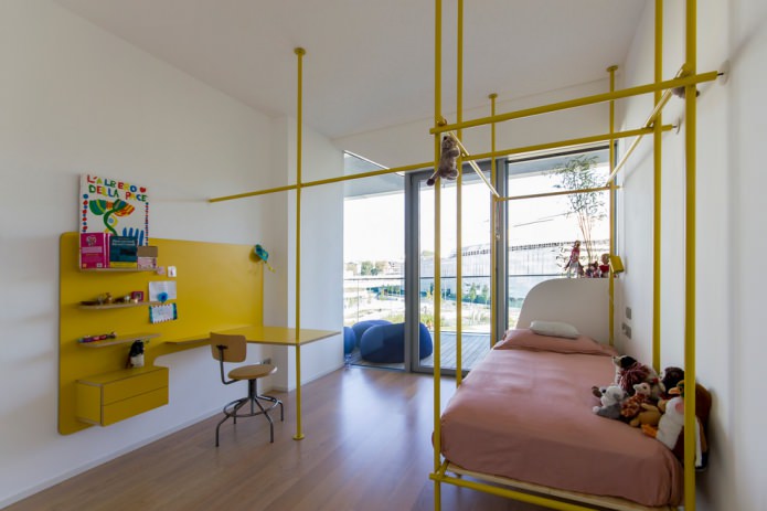 tubos amarelos no design do quarto da criança