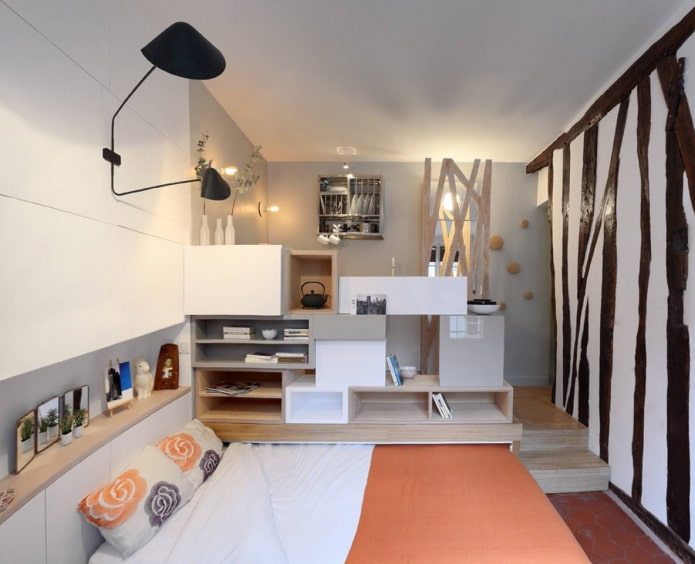 interior do apartamento estúdio com uma cama dobrável