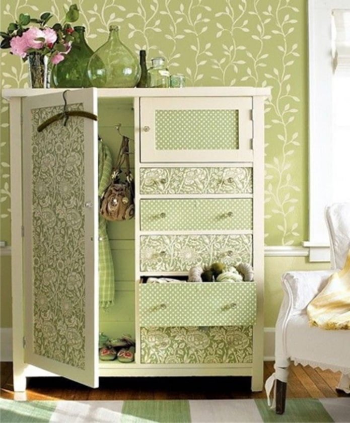 porta de guarda-roupa decorada com papel de parede