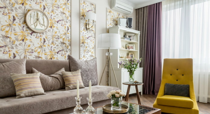 sala de estar com quadros feitos de papel de parede