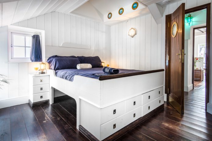cama em estilo náutico
