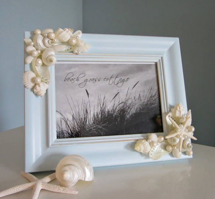 moldura decorada com conchas