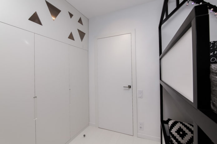porta branca em um interior escandinavo