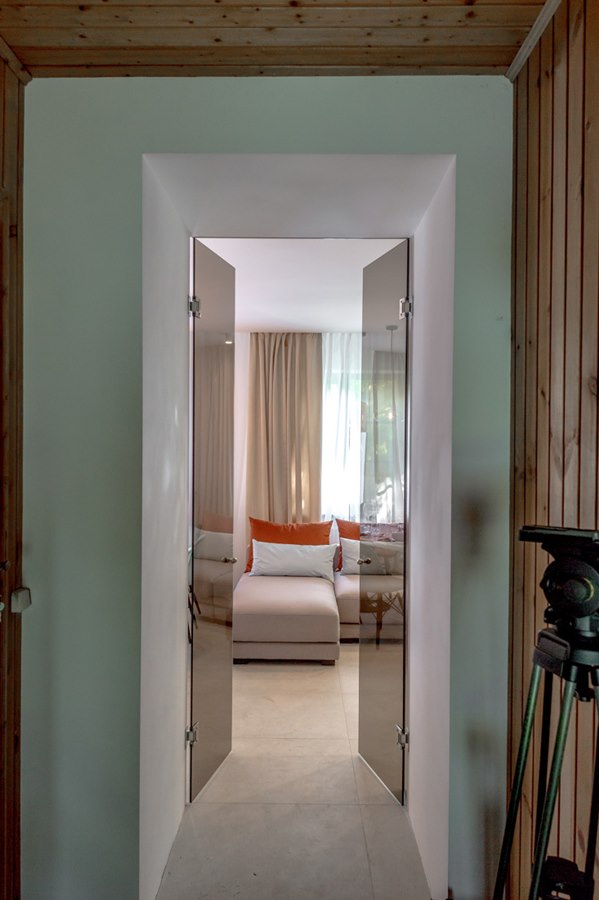Porta com dobradiças pendulares
