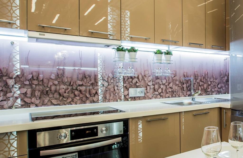 Lindos aventais de cozinha: ideias de acabamento e recomendações de seleção