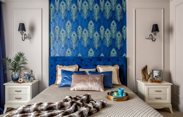 painel brilhante acima da cama