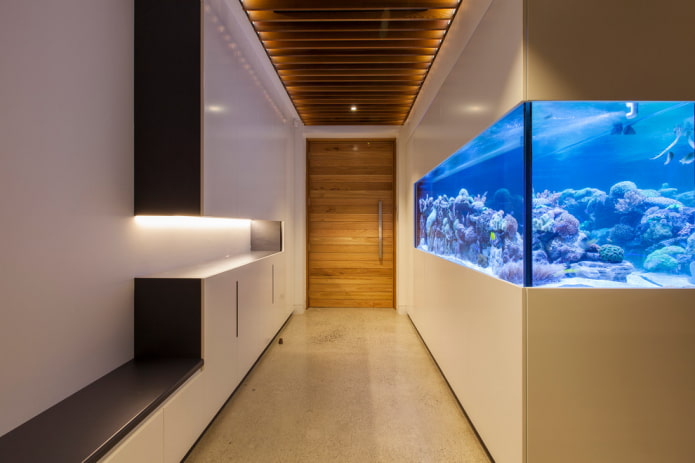 interior do corredor com um aquário
