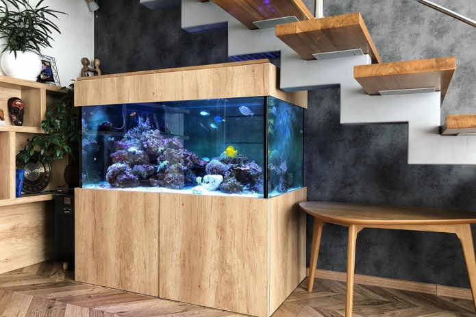 interior com um aquário de chão