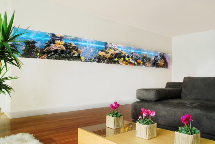 interior com um aquário embutido na parede