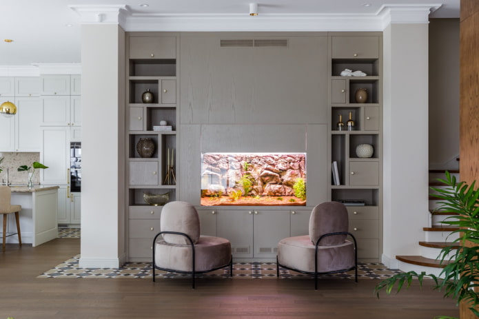 interior com aquário embutido no móvel