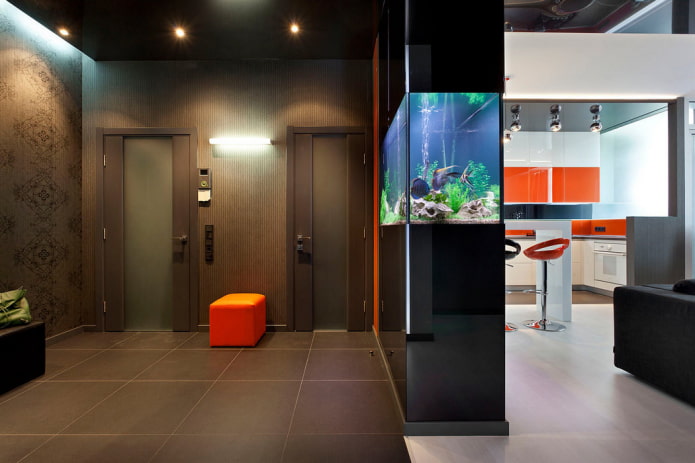 interior do corredor com um aquário