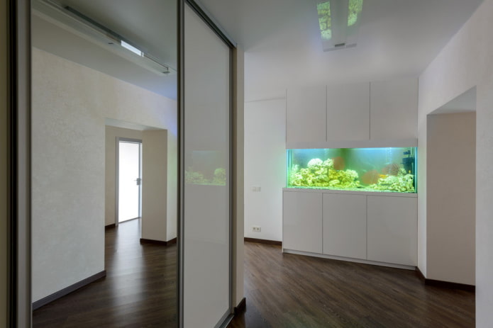 interior minimalista com um aquário