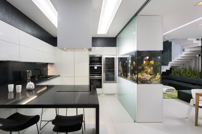 Interior em estilo high-tech com um aquário