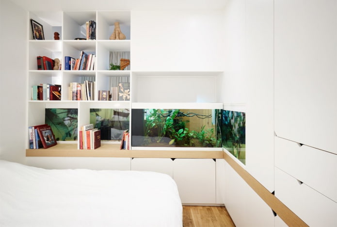 interior do quarto com aquário