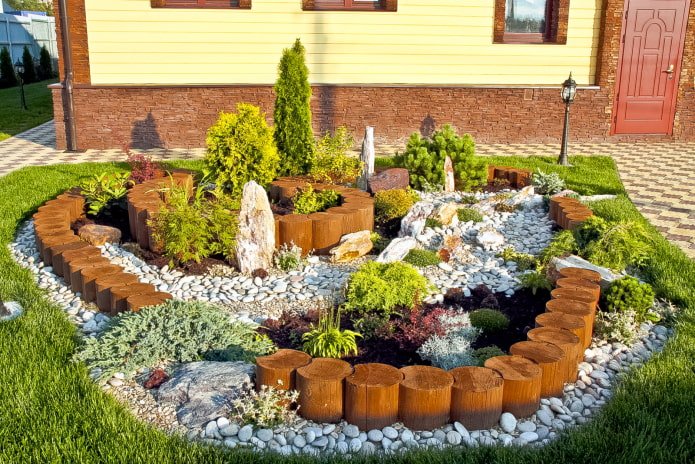 decoração de jardim de pedras com madeira