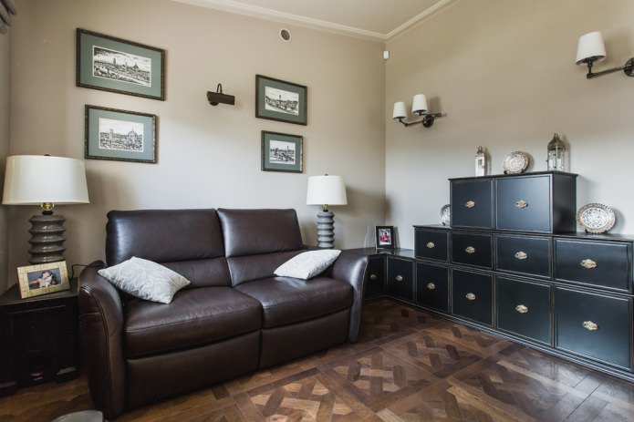 sala de estar com muitas luminárias de chão, fotos, almofadas decorativas, pinturas idênticas e pratos étnicos
