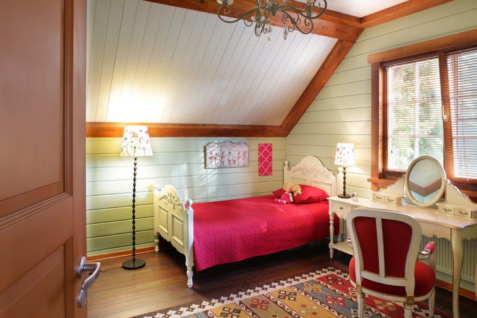 Quarto de menina no sótão em estilo country americano