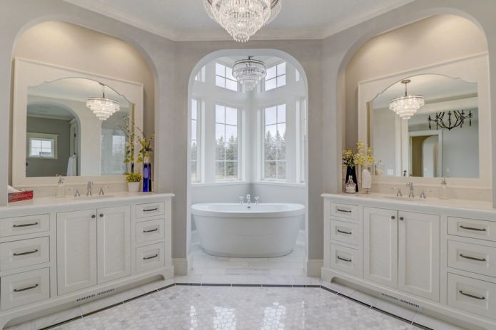 Um banheiro em estilo americano em uma casa