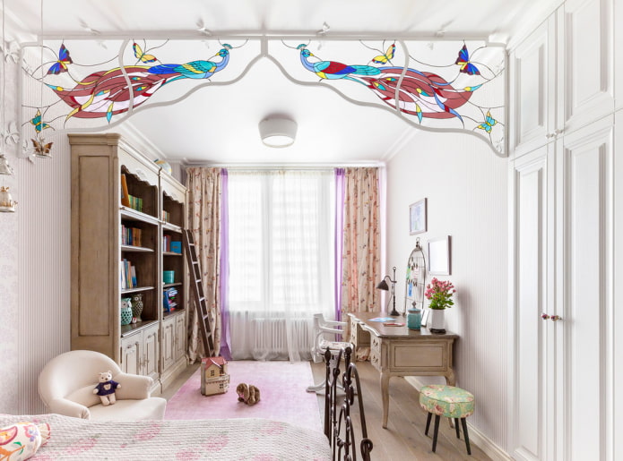 Desenho figurado de um arco em um quarto infantil