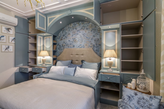 pequeno quarto com um arco na cabeceira