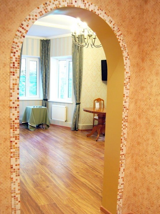 arco com mosaico no interior do corredor