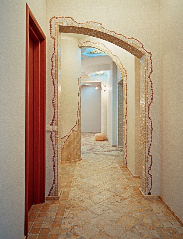 arco com mosaico no interior do corredor