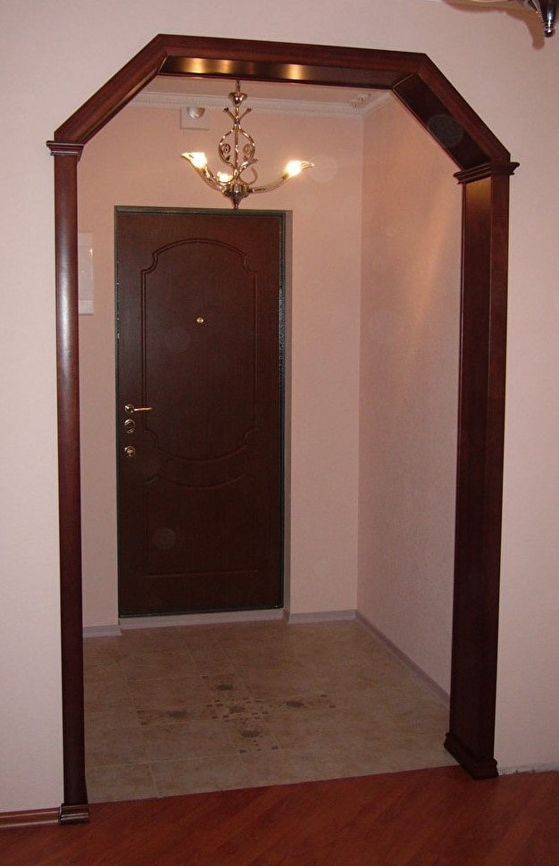 arco trapezoidal no interior do corredor
