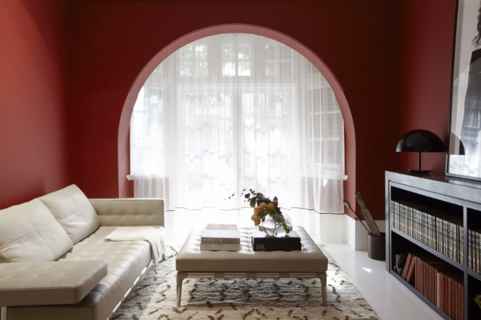 arco de janela no interior da sala de estar