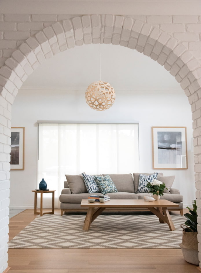 arco de gesso cartonado com acabamento em tijolo no interior
