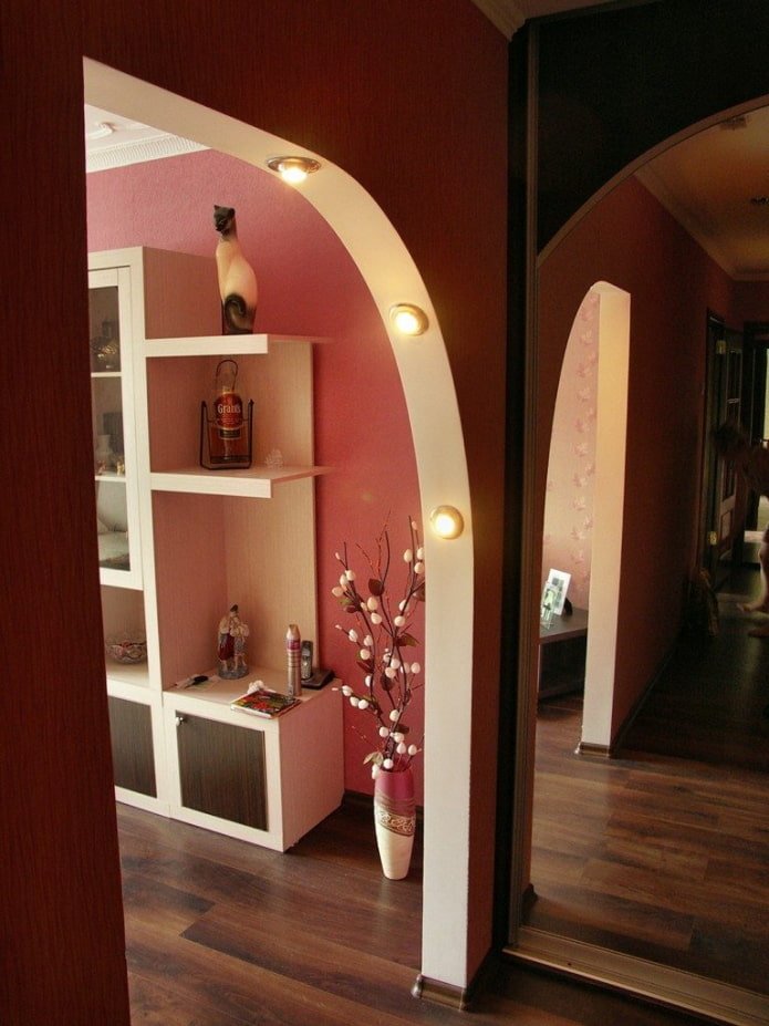 arco de gesso cartonado com iluminação de fundo no interior