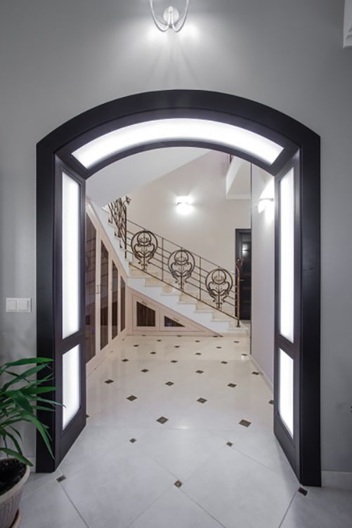 arco de gesso cartonado com iluminação de fundo no interior