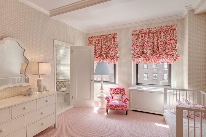 Cortinas austríacas no interior de um quarto infantil