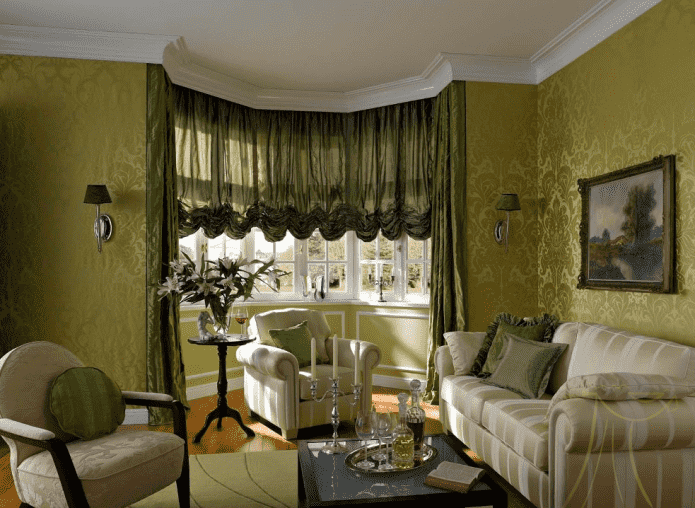 janela saliente decorada com cortinas austríacas