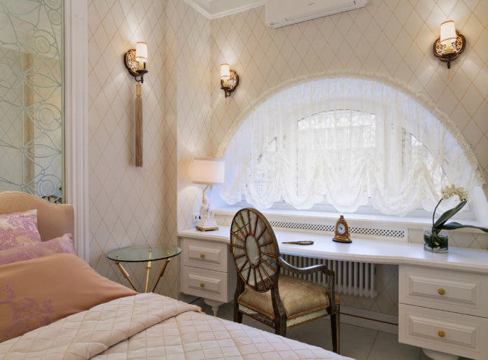 janela arqueada decorada com cortinas austríacas