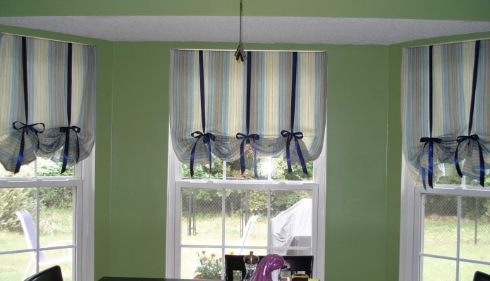 Cortinas austríacas com laços no interior