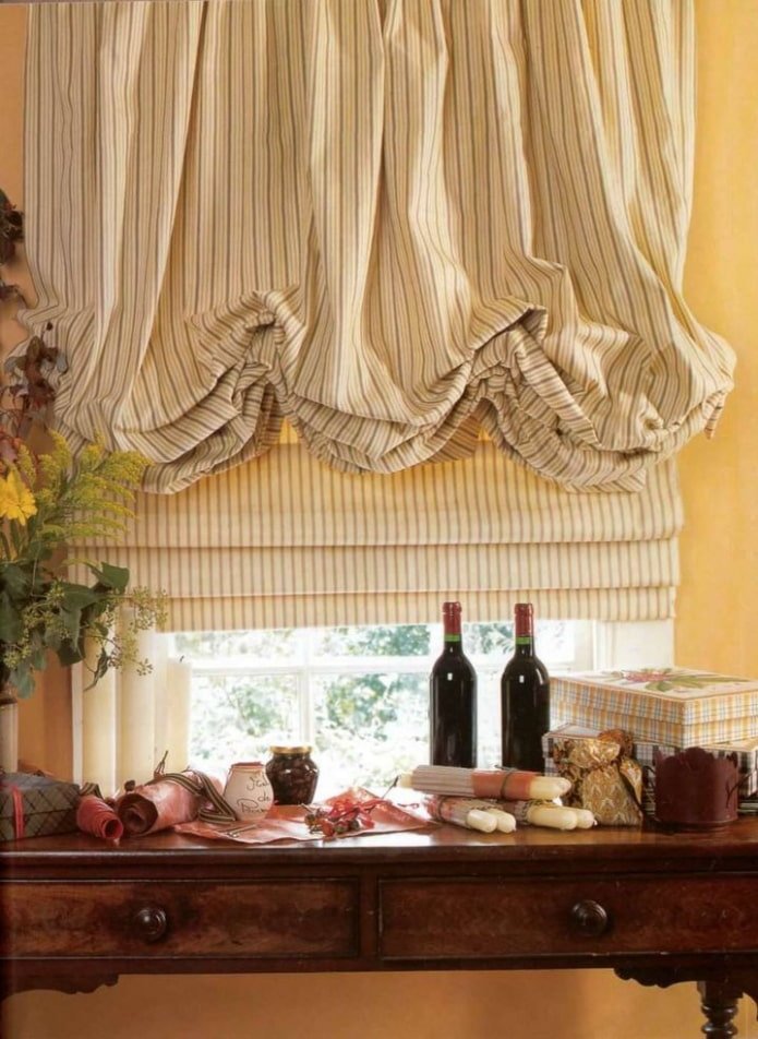 Cortinas austríacas em combinação com outras cortinas