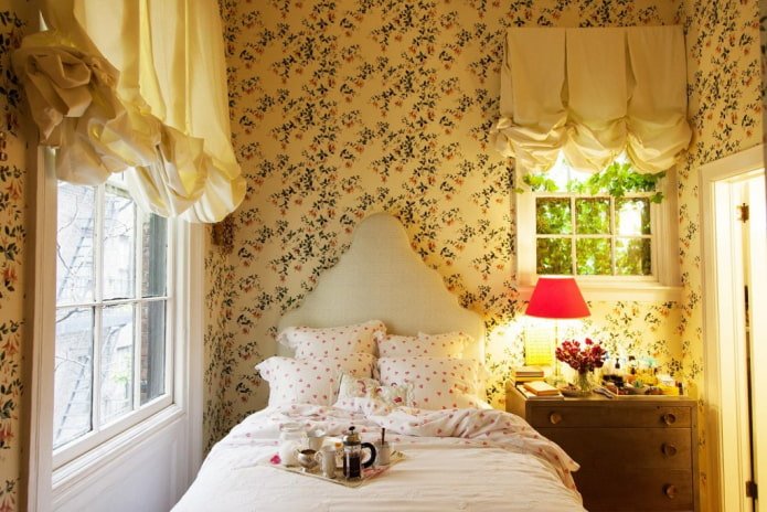 Cortinas austríacas no interior em estilo vintage